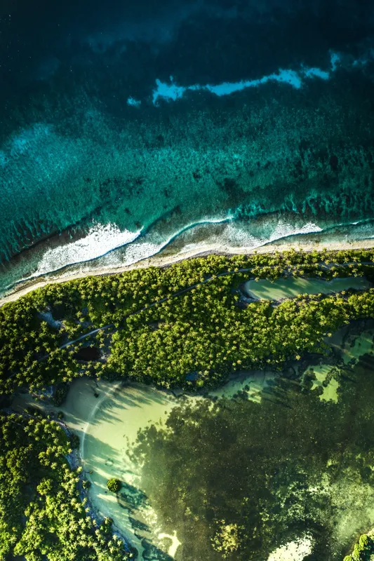 Tablou Canvas, "Laguna ascunsă în pădurea tropicală", Ocean, Valuri, Pădure, Vegetație, Uimitor, Albastru, Verde, Natură, Contrast, Peisaj, Aerial, Insulă, Frumusețe, Liniște, Splendoare, 100 x 150 cm – poza 2