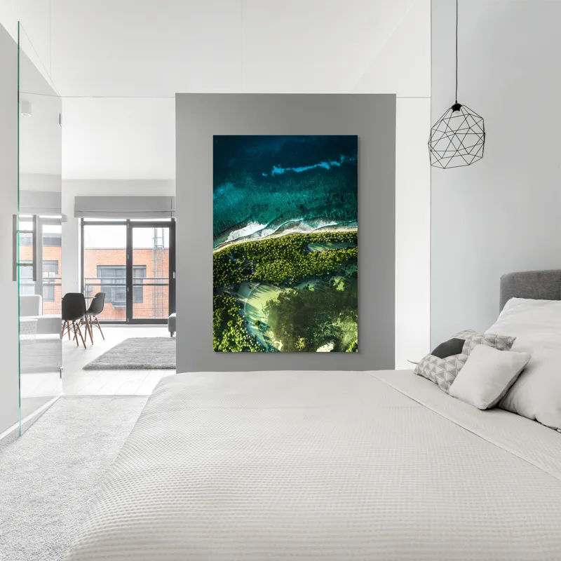 Tablou Canvas, "Laguna ascunsă în pădurea tropicală", Ocean, Valuri, Pădure, Vegetație, Uimitor, Albastru, Verde, Natură, Contrast, Peisaj, Aerial, Insulă, Frumusețe, Liniște, Splendoare, 100 x 150 cm – poza 5