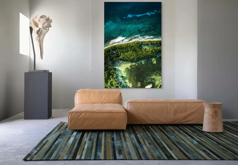 Tablou Canvas, "Laguna ascunsă în pădurea tropicală", Ocean, Valuri, Pădure, Vegetație, Uimitor, Albastru, Verde, Natură, Contrast, Peisaj, Aerial, Insulă, Frumusețe, Liniște, Splendoare, 100 x 150 cm – poza 7