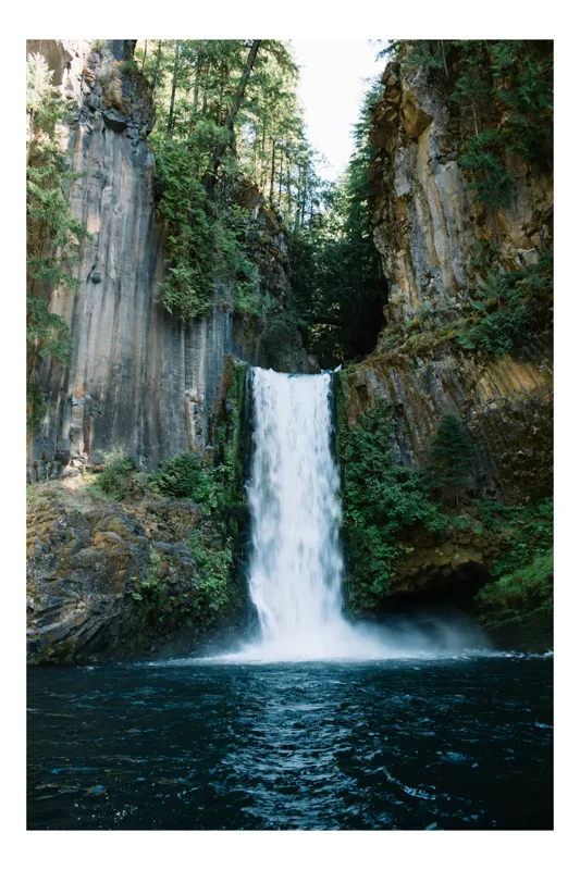 Tablou Canvas, "Cascade prin pădurea de smarald", Cascadă, Pădure, Stânci, Apă, Natură, Tranquilitate, Verdeață, Răcoros, Peisaj., 100 x 100 cm