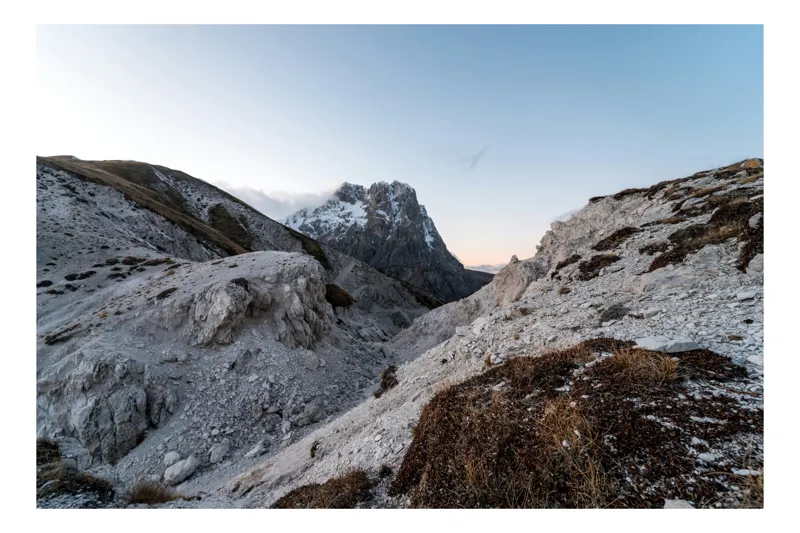 Tablou Canvas, "Munții acoperiți de zăpadă la apus", Peisaj, Munți, Rocă, Cer, Teren, Seară, Natura, Tranquilitate, Frumusețe, Vârfuri, Stânci, Aventură., 150 x 100 cm