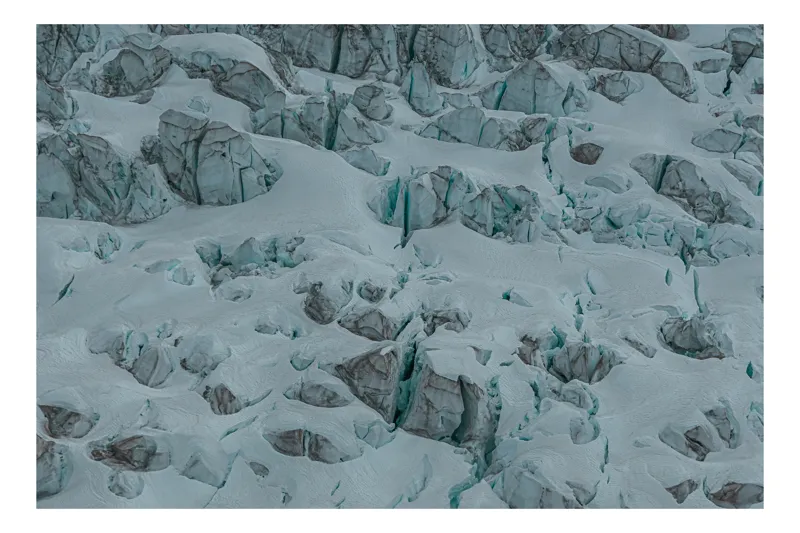 Tablou Canvas, "Gheața eternă a muntelui misterios", Gheață, Crăpături, Texturi, Albastru, Rece, Înghețat, Stâncos, Natură, Întindere, Arctic., 100 x 100 cm