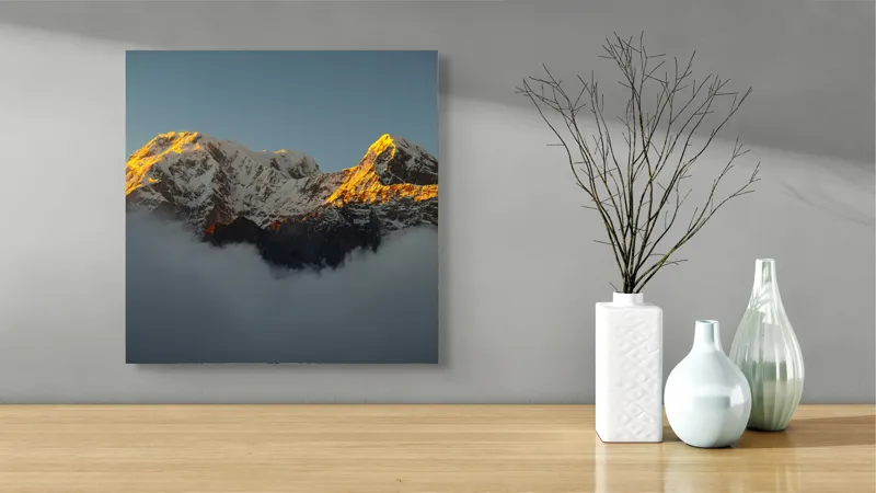 Tablou Canvas, "Răsărit aurit peste munți înzăpeziți", Munte, Zăpadă, Răsărit, Nor, Lumină, 50 x 50 cm – poza 3
