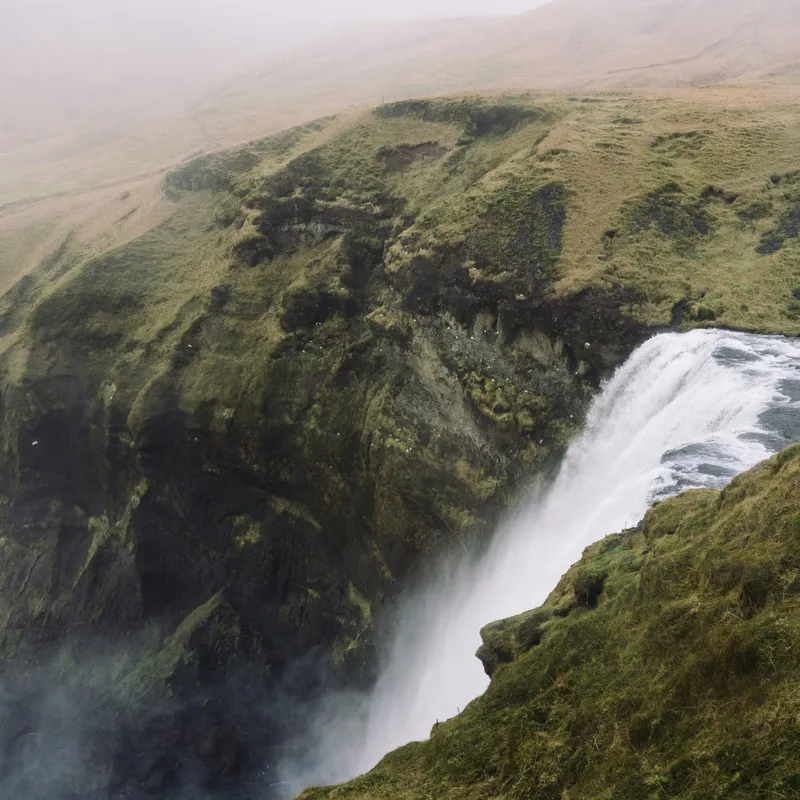 Tablou Canvas, "Cascada izbucnind din stânci verzi", Apă, Cascadă, Ceață, Iarbă, Natură, Panta, Prăpastie, Scurgere, Umed, Verde, 100 x 100 cm – poza 2