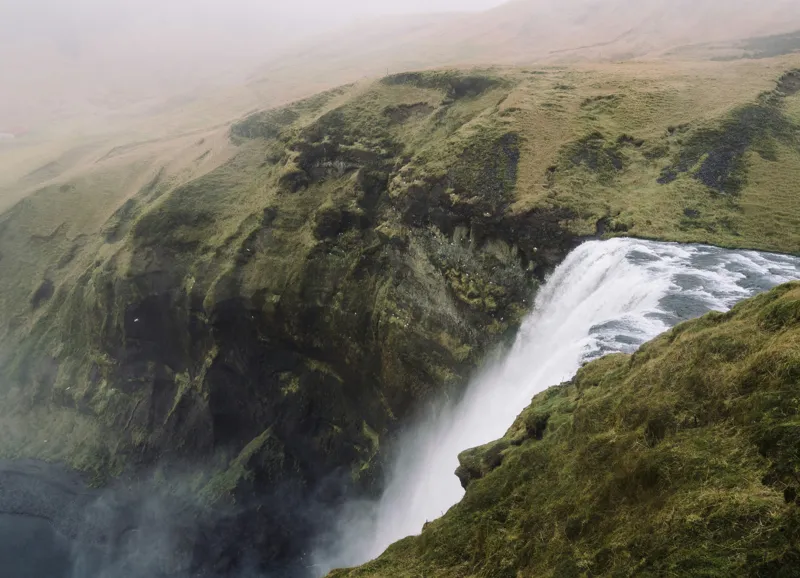 Tablou Canvas, "Cascada izbucnind din stânci verzi", Apă, Cascadă, Ceață, Iarbă, Natură, Panta, Prăpastie, Scurgere, Umed, Verde, 54 x 39 cm – poza 2