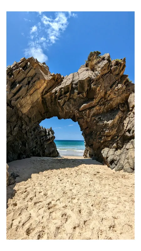 Tablou Canvas, "Portal spre oceanul albastru infinit", Arcul, Piatra, Plajă, Cer, Albastru, Valuri, Nisip, Ocean, Natură, Peisaj, 50 x 90 cm