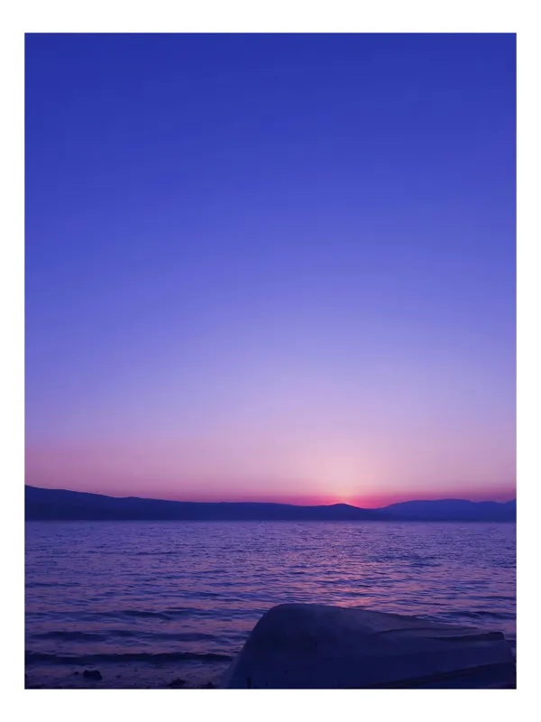 Tablou Canvas, "Răsărit liniștit la malul mării", Apus, Cer, Păl, Ocean, Liniște, Orizont, Munți, Siluetă, Amurg, Lumină, Reflexie, Calm, Variațiuni, 70 x 100 cm