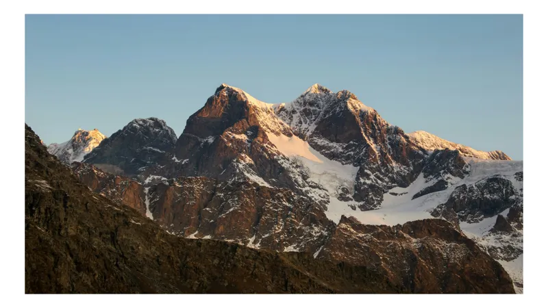 Tablou Canvas, "Splendoare montană în lumina apusului", Măreție, Granit, Alpi, Apex, Zăpadă, Apus, Liniște, Vârfuri, Natură, Tranquilitate, 70 x 50 cm