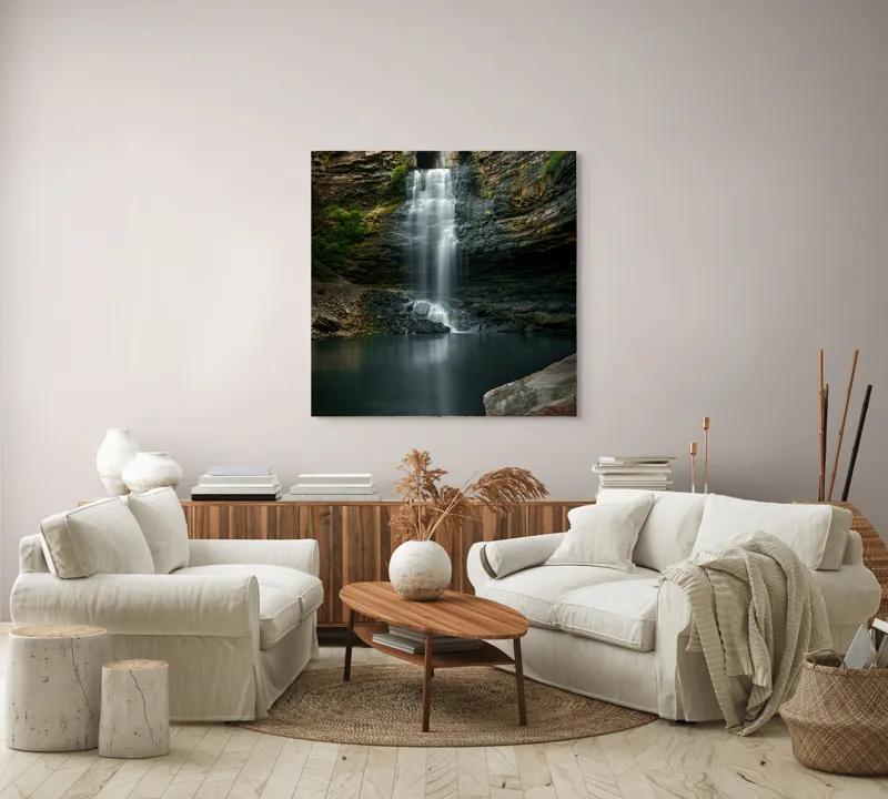 Tablou Canvas, "Cascada ascunsă printre stânci înalte", Cascade, Rocă, Apă, Natură, Vegetație, Lumină, Reflecție, Pădure., 100 x 100 cm – poza 3