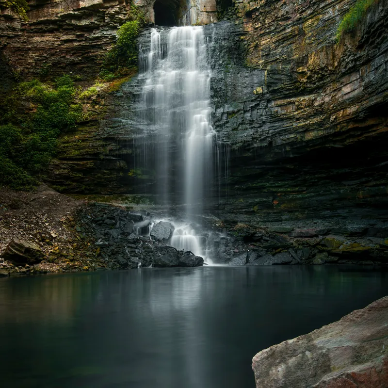 Tablou Canvas, "Cascada ascunsă printre stânci înalte", Cascade, Rocă, Apă, Natură, Vegetație, Lumină, Reflecție, Pădure., 100 x 100 cm – poza 2