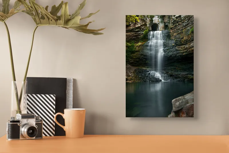 Tablou Canvas, "Cascada ascunsă printre stânci înalte", Cascade, Rocă, Apă, Natură, Vegetație, Lumină, Reflecție, Pădure., 26 x 39 cm – poza 3