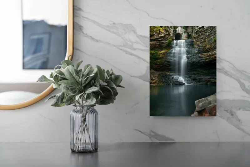 Tablou Canvas, "Cascada ascunsă printre stânci înalte", Cascade, Rocă, Apă, Natură, Vegetație, Lumină, Reflecție, Pădure., 26 x 39 cm – poza 4