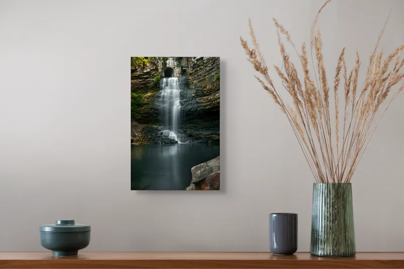 Tablou Canvas, "Cascada ascunsă printre stânci înalte", Cascade, Rocă, Apă, Natură, Vegetație, Lumină, Reflecție, Pădure., 26 x 39 cm – poza 5