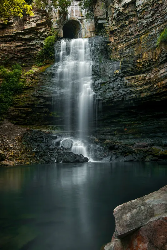 Tablou Canvas, "Cascada ascunsă printre stânci înalte", Cascade, Rocă, Apă, Natură, Vegetație, Lumină, Reflecție, Pădure., 26 x 39 cm – poza 2