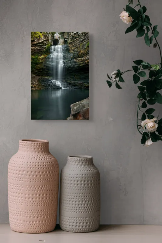 Tablou Canvas, "Cascada ascunsă printre stânci înalte", Cascade, Rocă, Apă, Natură, Vegetație, Lumină, Reflecție, Pădure., 26 x 39 cm – poza 6