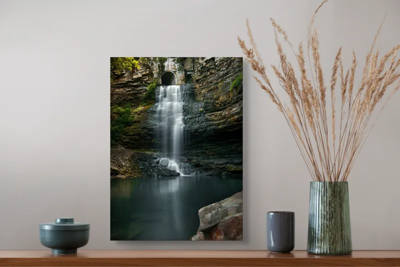Tablou Canvas, "Cascada ascunsă printre stânci înalte", Cascade, Rocă, Apă, Natură, Vegetație, Lumină, Reflecție, Pădure., 39 x 54 cm – poza 3