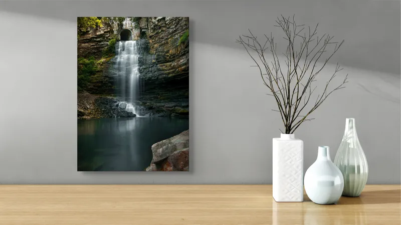 Tablou Canvas, "Cascada ascunsă printre stânci înalte", Cascade, Rocă, Apă, Natură, Vegetație, Lumină, Reflecție, Pădure., 39 x 54 cm – poza 4