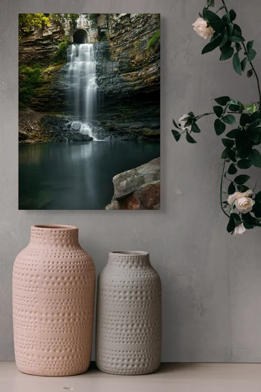 Tablou Canvas, "Cascada ascunsă printre stânci înalte", Cascade, Rocă, Apă, Natură, Vegetație, Lumină, Reflecție, Pădure., 39 x 54 cm – poza 6