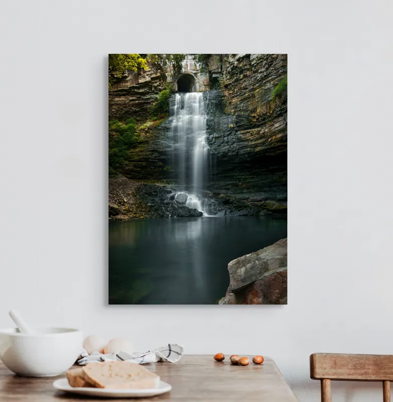 Tablou Canvas, "Cascada ascunsă printre stânci înalte", Cascade, Rocă, Apă, Natură, Vegetație, Lumină, Reflecție, Pădure., 50 x 70 cm – poza 3