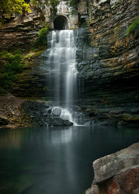 Tablou Canvas, "Cascada ascunsă printre stânci înalte", Cascade, Rocă, Apă, Natură, Vegetație, Lumină, Reflecție, Pădure., 50 x 70 cm – poza 2