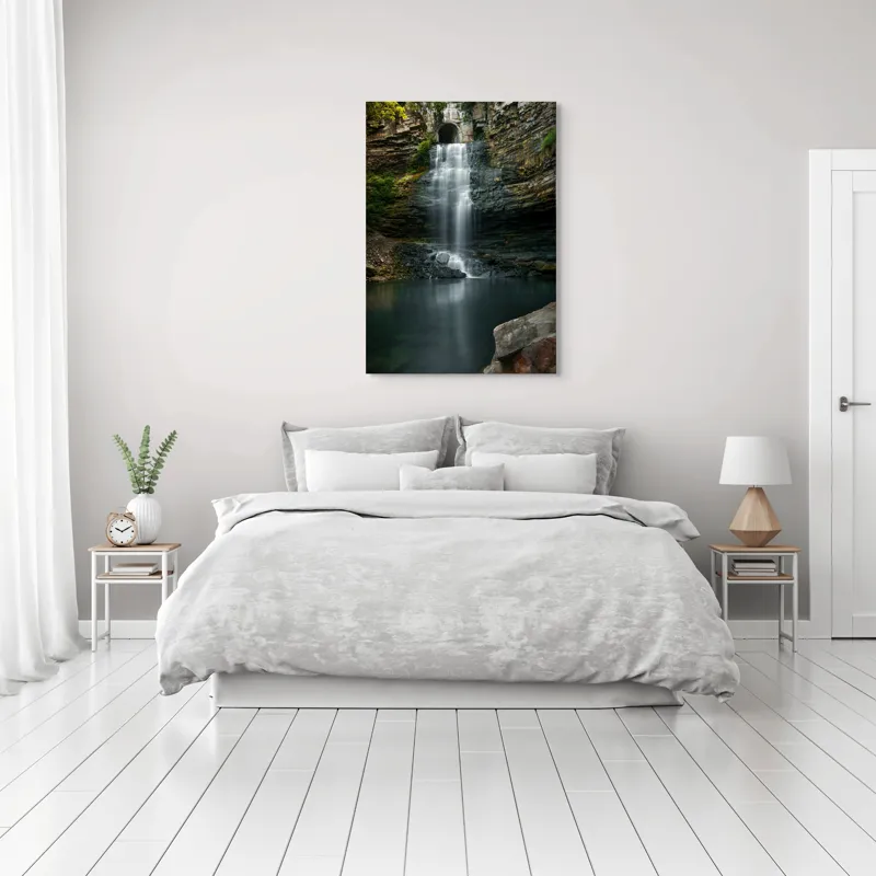 Tablou Canvas, "Cascada ascunsă printre stânci înalte", Cascade, Rocă, Apă, Natură, Vegetație, Lumină, Reflecție, Pădure., 70 x 100 cm – poza 3