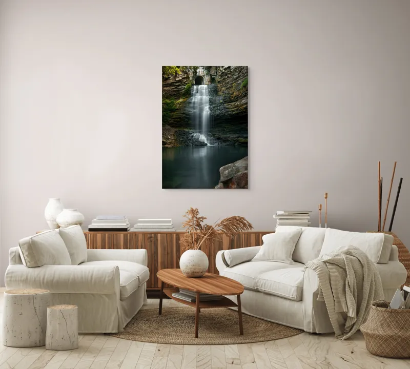 Tablou Canvas, "Cascada ascunsă printre stânci înalte", Cascade, Rocă, Apă, Natură, Vegetație, Lumină, Reflecție, Pădure., 70 x 100 cm – poza 4