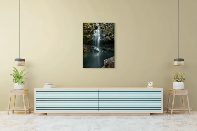Tablou Canvas, "Cascada ascunsă printre stânci înalte", Cascade, Rocă, Apă, Natură, Vegetație, Lumină, Reflecție, Pădure., 70 x 100 cm – poza 5