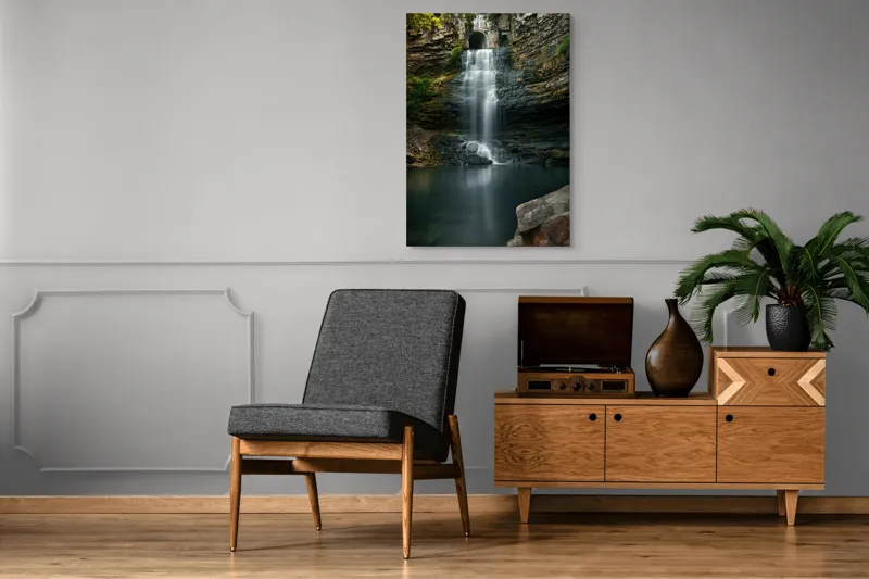 Tablou Canvas, "Cascada ascunsă printre stânci înalte", Cascade, Rocă, Apă, Natură, Vegetație, Lumină, Reflecție, Pădure., 70 x 100 cm – poza 6