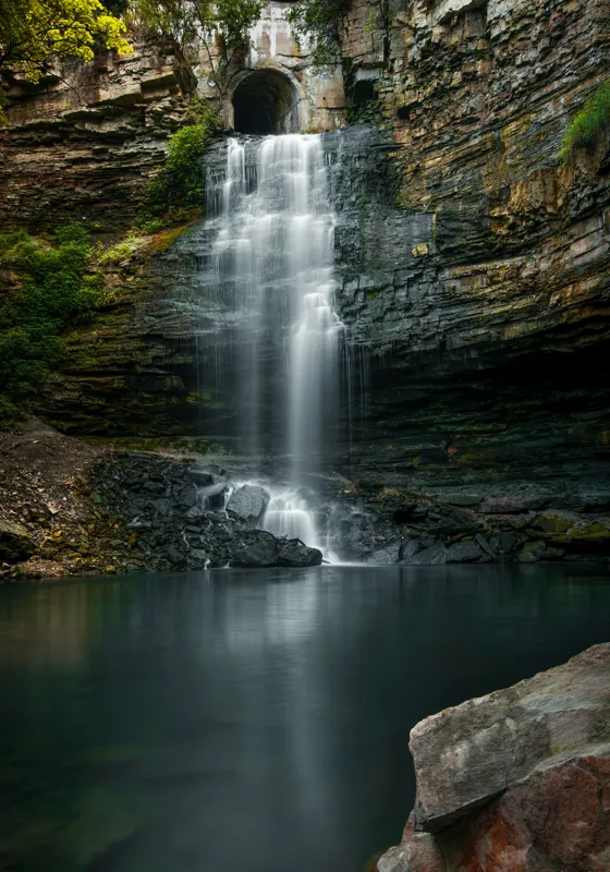 Tablou Canvas, "Cascada ascunsă printre stânci înalte", Cascade, Rocă, Apă, Natură, Vegetație, Lumină, Reflecție, Pădure., 70 x 100 cm – poza 2