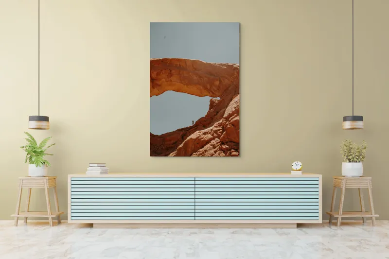 Tablou Canvas, "Omul și măreția arcului natural", Arid, Stânci, Arc, Cer, Persoană, Solitudine, Măreție, Natură, Peisaj, 100 x 150 cm – poza 4