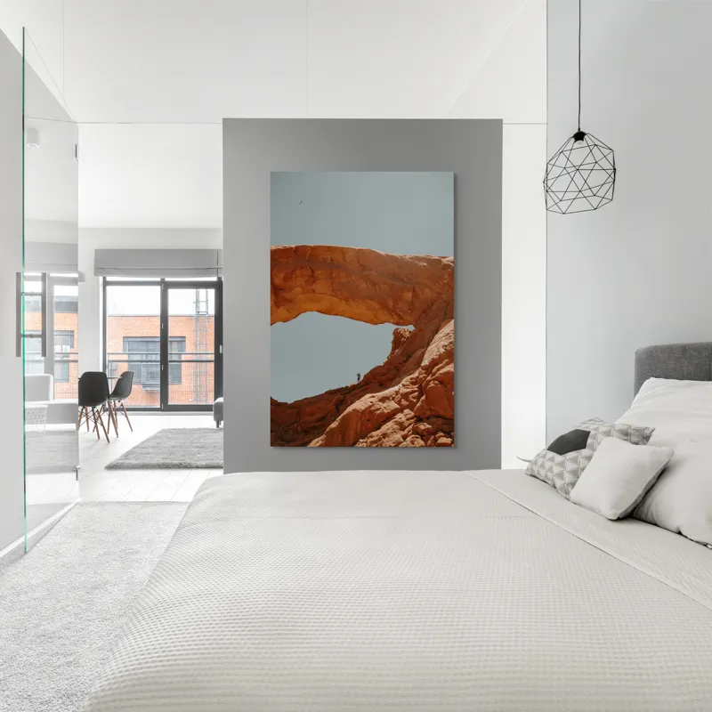 Tablou Canvas, "Omul și măreția arcului natural", Arid, Stânci, Arc, Cer, Persoană, Solitudine, Măreție, Natură, Peisaj, 100 x 150 cm – poza 5