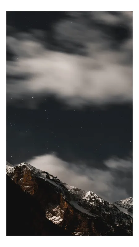 Tablou Canvas, "Înserare liniștită peste munți înzăpeziți", Nori, Stele, Munți, Întuneric, Noapte, Serenitate, Frig, Înălțime, Tăcere, Vastitate, 100 x 150 cm