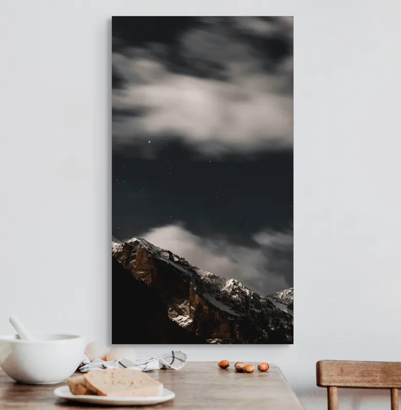 Tablou Canvas, "Înserare liniștită peste munți înzăpeziți", Nori, Stele, Munți, Întuneric, Noapte, Serenitate, Frig, Înălțime, Tăcere, Vastitate, 50 x 90 cm – poza 3