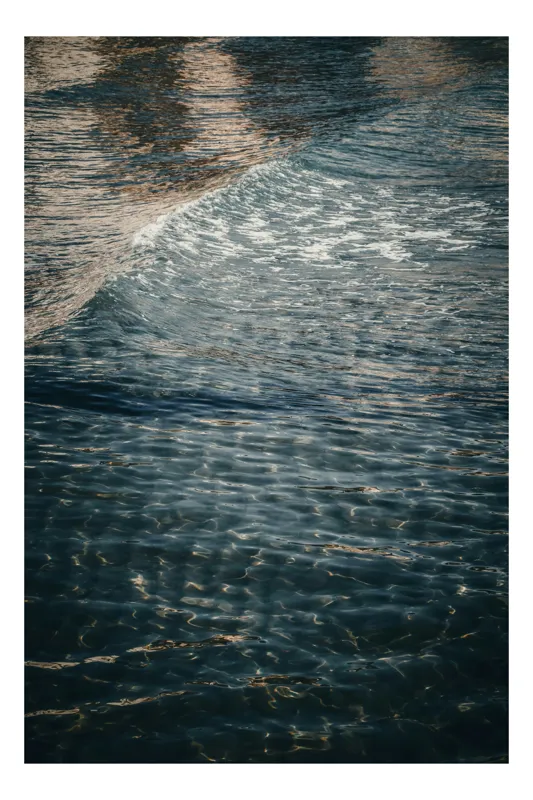 Tablou Canvas, "Reflexiile luminii pe valuri albastre", Valuri, Apă, Scânteieri, Textură, Reflexii, 26 x 39 cm