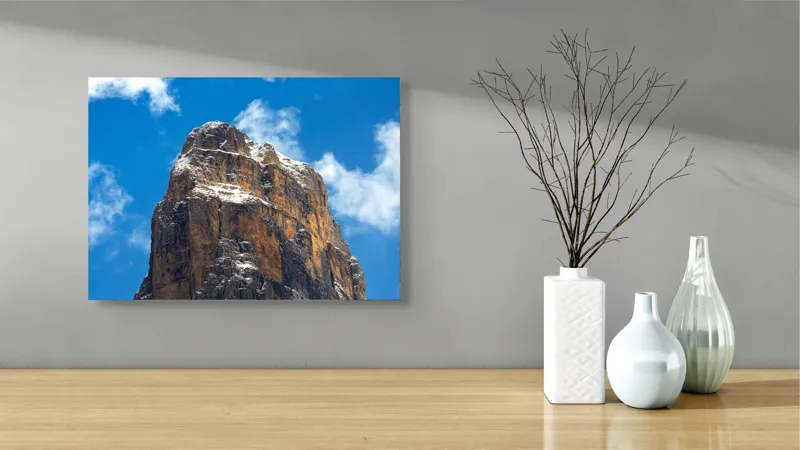 Tablou Canvas, "Piatra impozantă sub cerul albastru", Piatră, Vârf, Cer, Nori, Stâncă, Albastru, Înălțime, Zăpadă., 54 x 39 cm – poza 3
