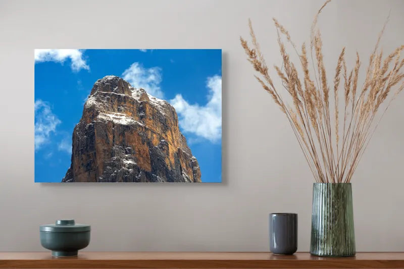 Tablou Canvas, "Piatra impozantă sub cerul albastru", Piatră, Vârf, Cer, Nori, Stâncă, Albastru, Înălțime, Zăpadă., 54 x 39 cm – poza 4