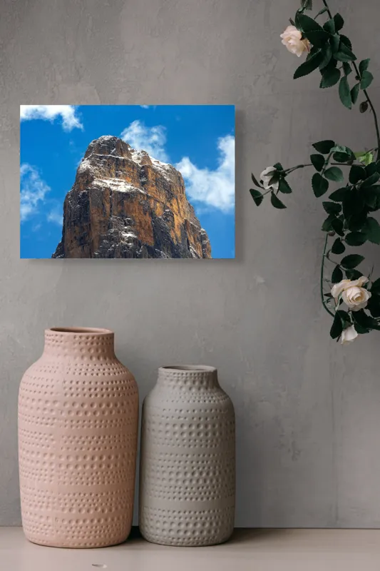 Tablou Canvas, "Piatra impozantă sub cerul albastru", Piatră, Vârf, Cer, Nori, Stâncă, Albastru, Înălțime, Zăpadă., 54 x 39 cm – poza 8