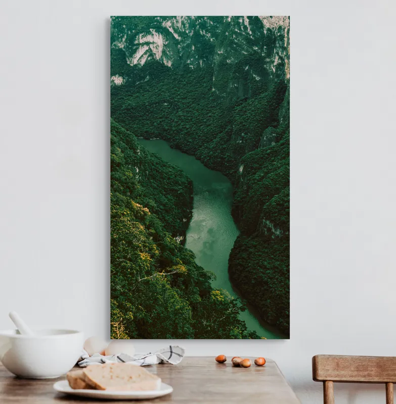 Tablou Canvas, "Cheile Sinuoase ale Pădurii Verde", Verdant, Stânci, Meandre, Verde, Râu, Pădure, Natură, 50 x 90 cm – poza 3