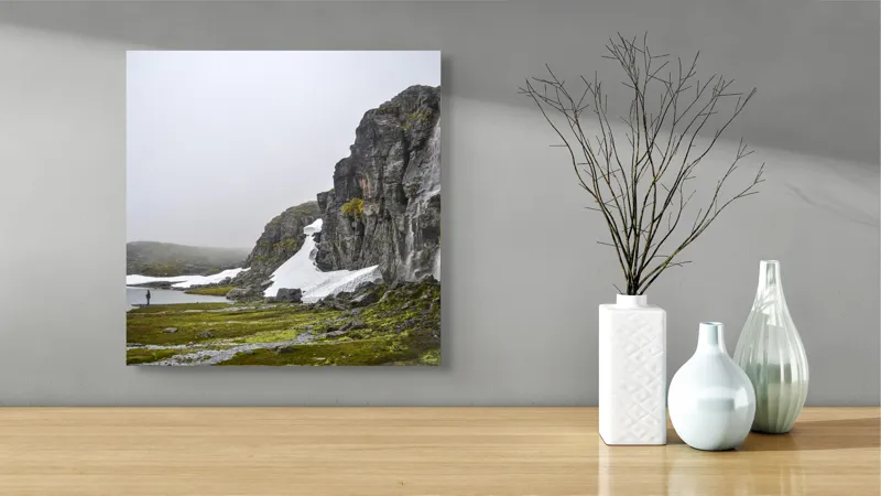 Tablou Canvas, "Întâlnire cu natura sălbatică nordică", Cascadă, Rocă, Zăpadă, Ceață, Lac, Pescar, Peisaj, Nordic., 50 x 50 cm – poza 3