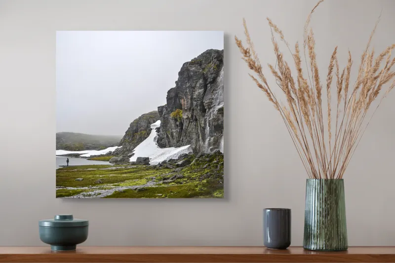 Tablou Canvas, "Întâlnire cu natura sălbatică nordică", Cascadă, Rocă, Zăpadă, Ceață, Lac, Pescar, Peisaj, Nordic., 50 x 50 cm – poza 4