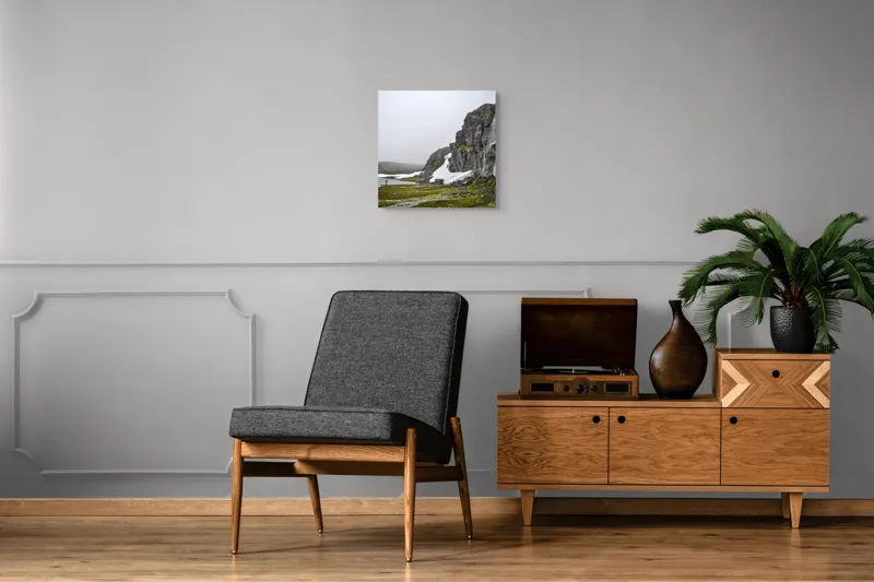 Tablou Canvas, "Întâlnire cu natura sălbatică nordică", Cascadă, Rocă, Zăpadă, Ceață, Lac, Pescar, Peisaj, Nordic., 50 x 50 cm – poza 6