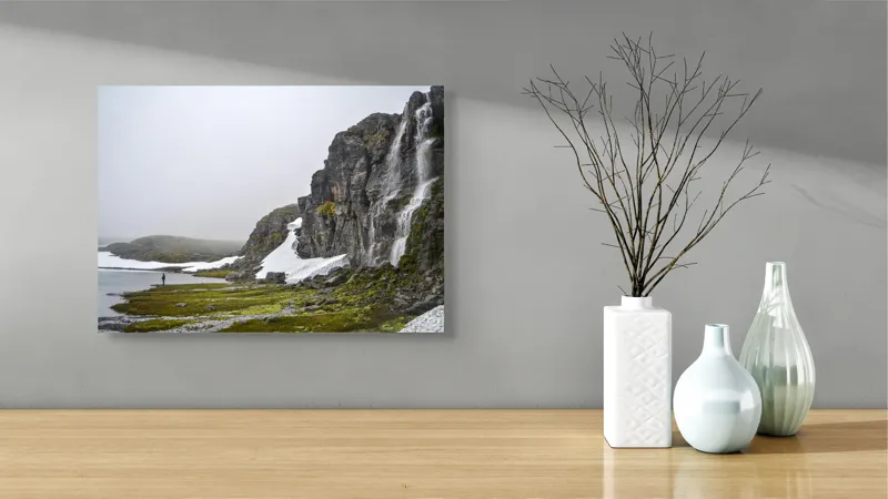 Tablou Canvas, "Întâlnire cu natura sălbatică nordică", Cascadă, Rocă, Zăpadă, Ceață, Lac, Pescar, Peisaj, Nordic., 54 x 39 cm – poza 3