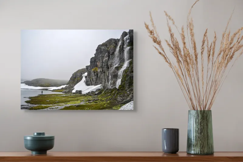 Tablou Canvas, "Întâlnire cu natura sălbatică nordică", Cascadă, Rocă, Zăpadă, Ceață, Lac, Pescar, Peisaj, Nordic., 54 x 39 cm – poza 4