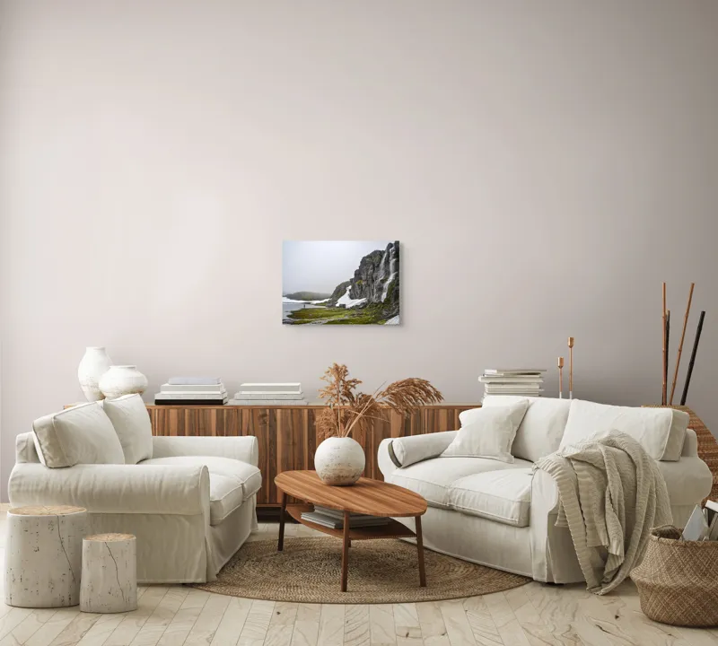 Tablou Canvas, "Întâlnire cu natura sălbatică nordică", Cascadă, Rocă, Zăpadă, Ceață, Lac, Pescar, Peisaj, Nordic., 54 x 39 cm – poza 5