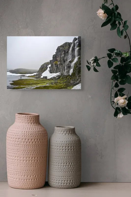 Tablou Canvas, "Întâlnire cu natura sălbatică nordică", Cascadă, Rocă, Zăpadă, Ceață, Lac, Pescar, Peisaj, Nordic., 54 x 39 cm – poza 8