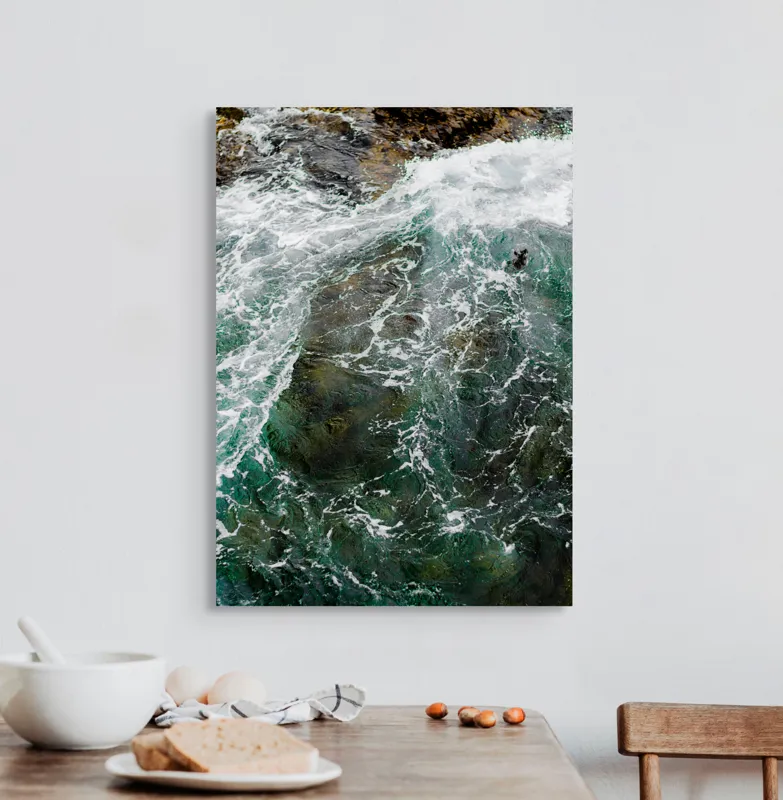 Tablou Canvas, "Freamătul apelor peste stânci", Vârtej, Spumă, Culoare, Natură, Energie, Transparență, Adâncime, Dinamism, Roci, Valuri, 50 x 70 cm – poza 3