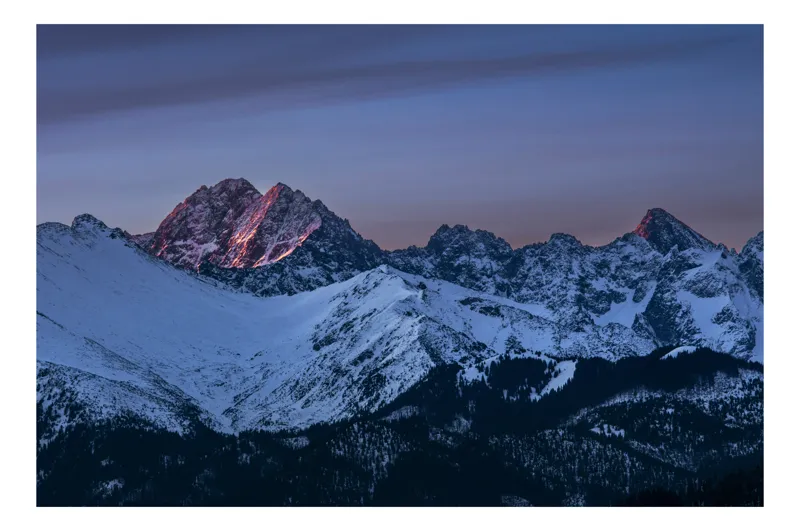 Tablou Canvas, "Splendoarea apusului în munții înzăpeziți", Montană, Zăpadă, Apus, Vârfuri, Roz, Albastru, Serenitate, Frumusețe, Natură, Liniște, 100 x 70 cm