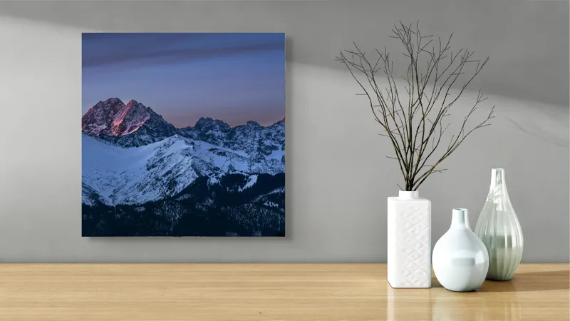 Tablou Canvas, "Splendoarea apusului în munții înzăpeziți", Montană, Zăpadă, Apus, Vârfuri, Roz, Albastru, Serenitate, Frumusețe, Natură, Liniște, 50 x 50 cm – poza 3