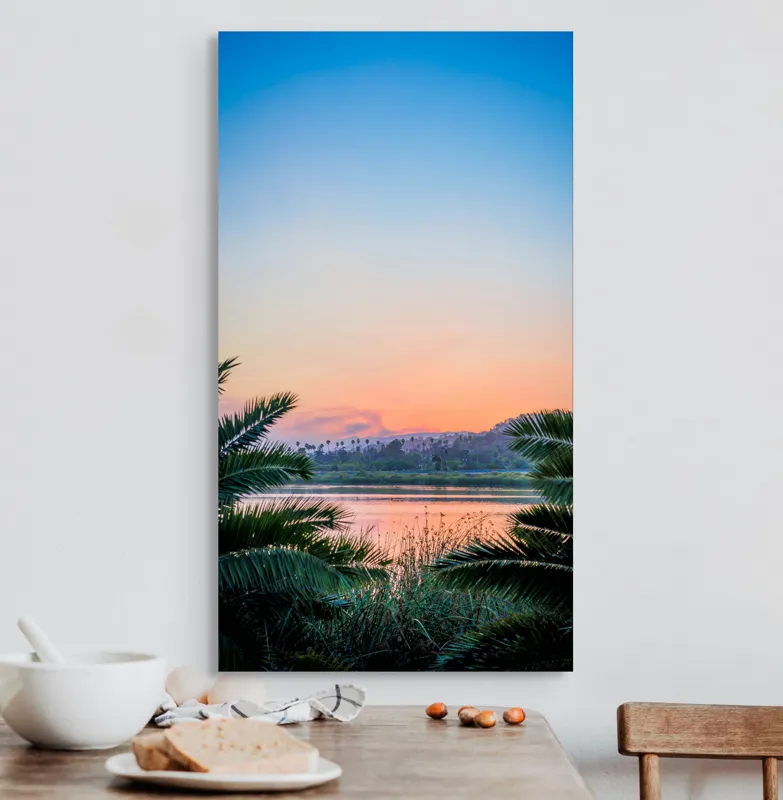 Tablou Canvas, "Paradisiaca apus peste râu și palmieri", Cer, Apus, Apă, Palmieri, Reflectare, Peisaj, Culori, Serenitate, Natură, Frumusețe, Liniște, Vegetație, 50 x 90 cm – poza 3