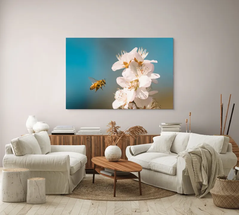 Tablou Canvas, "Albina zburând spre floarea primăverii", Alb, Albine, Flori, Primăvară, Natură, Delicat, Cer, Albastru, Polenizare, 150 x 100 cm – poza 3
